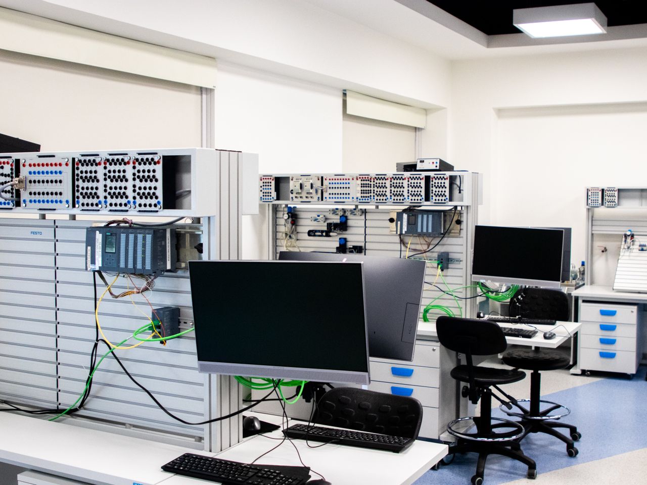 The Art of Drawing Readers In: Your attractive post title goes here A contemporary computer lab with advanced workstations and electronic equipment, perfect for research and development.